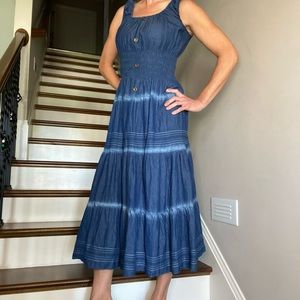 Drefbufy denim looking maxi dress with button accents in the front Medium